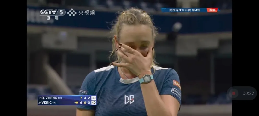郑钦文美网再胜“摔拍选手”维基奇，顺利进入八强！
